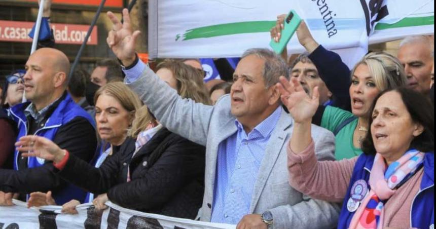 Los bancarios acordaron una paritaria del 75-en-porciento- y un salario inicial de 420000