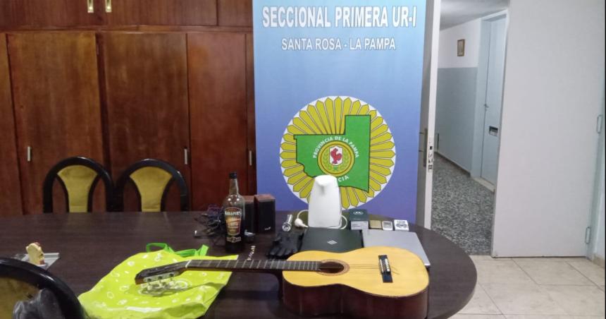 Iban por la calle con varios elementos robados y los detuvieron