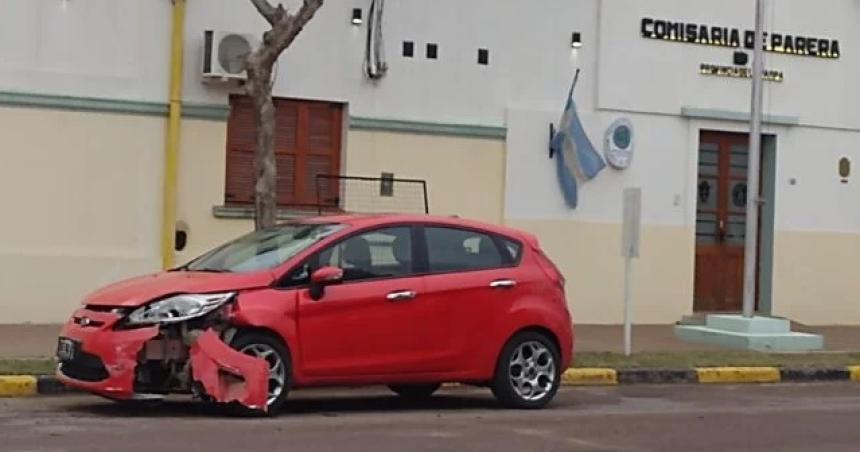 Parera- un autoacute impactoacute contra una columna de alumbrado