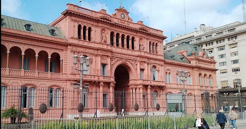 A 100 diacuteas de finalizar el Gobierno crece sin freno la planta de empleados
