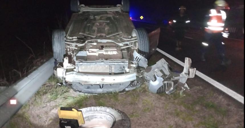 Perdioacute una rueda de la camioneta en plena ruta y provocoacute un vuelco