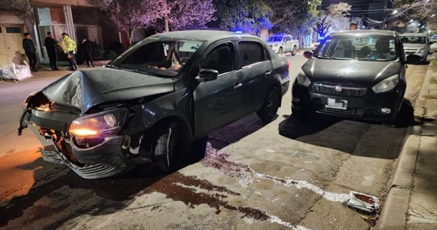 Un conductor herido tras chocar dos autos un poste de luz y una columna en Pico