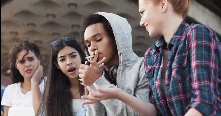 Los chicos que fuman podriacutean estar dantildeando la salud de sus futuros hijos