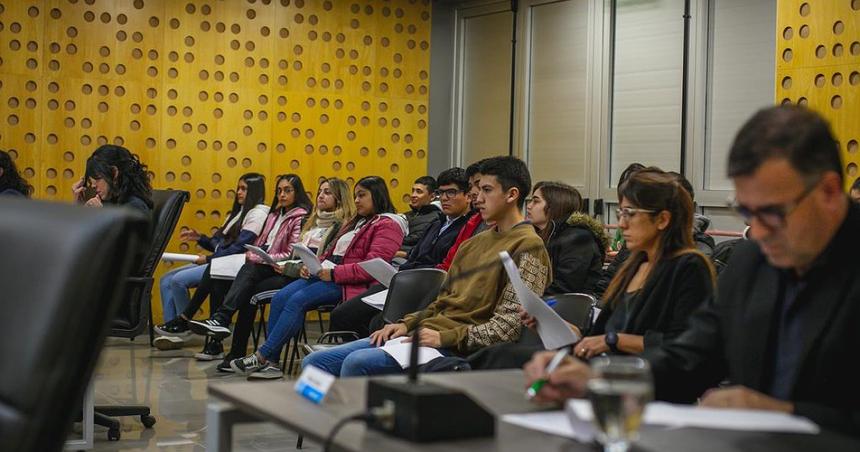 Aprueban cesioacuten de casi cuatro hectaacutereas al club Sportivo Independiente de Pico