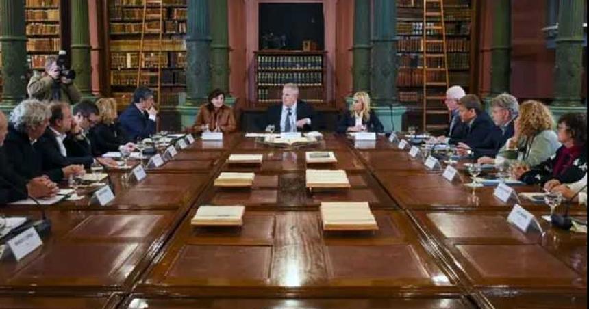 Se firmoacute un nuevo acuerdo con gremios docentes para actualizar el salario miacutenimo 