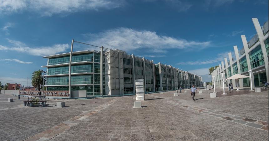 Autorizan a una adolescente a suprimir su apellido paterno