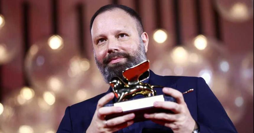 Yorgos Lanthimos el mago de lo extrantildeo que conquistoacute Venecia