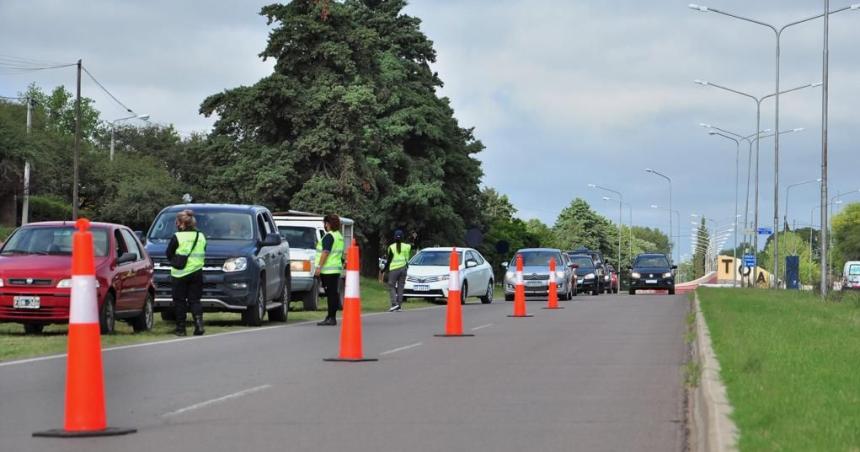 Retuvieron 21 licencias por cruzar semaacuteforos en rojo