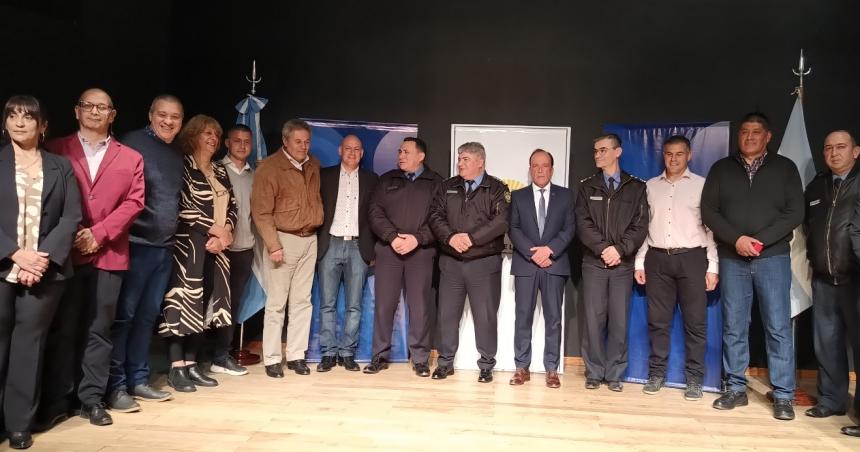 Reconocieron a policiacuteas con 25 y 30 antildeos de servicio 