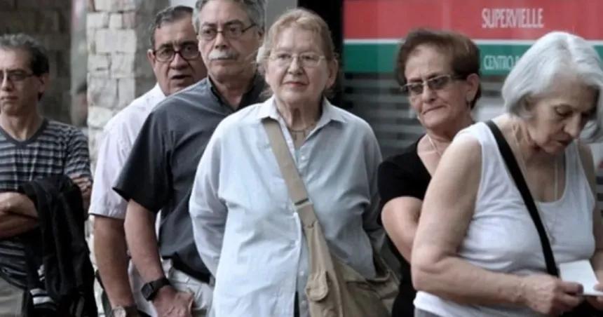 Jubilados y pensionados provinciales con haber miacutenimo de  200 mil