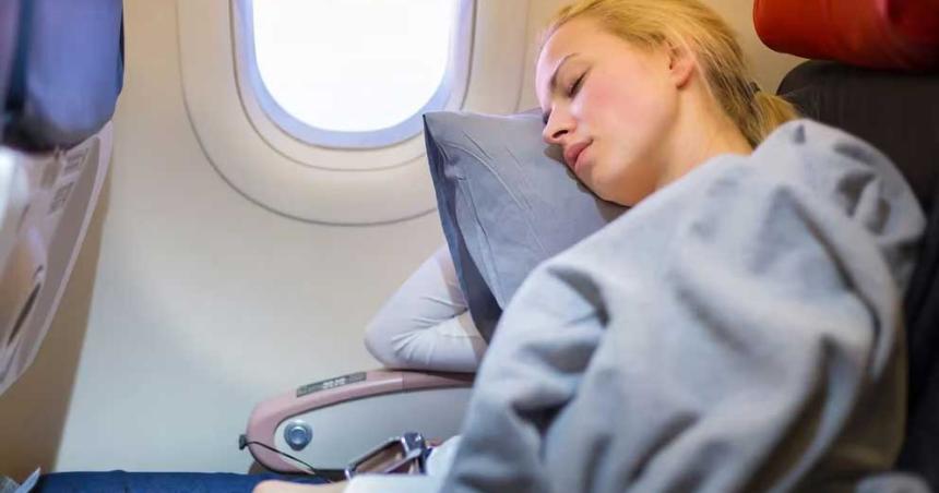 Vuelos de larga distancia- 8 consejos de expertos para dormir mejor y despertar renovado