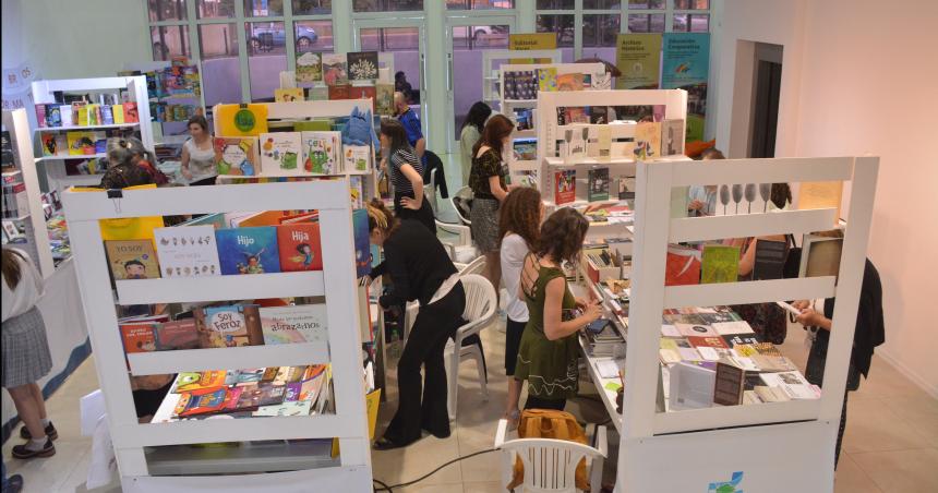 Maacutes de 50 editoriales en la feria del libro