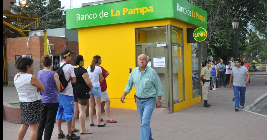Los estatales tendraacuten entre un 15 y un 38-en-porciento- de aumento en sus haberes de septiembre