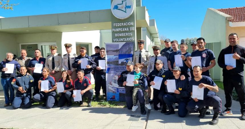 Bomberos se capacitaron en conduccioacuten naacuteutica y mantenimiento de motores fuera de borda