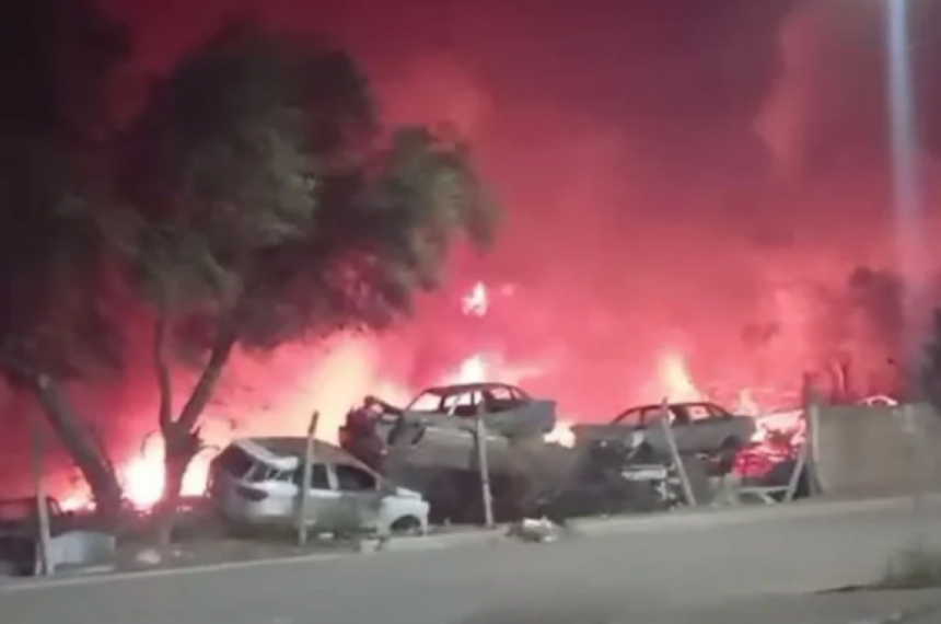 Maacutes de 20 mil autos quemados en un incendio en Mendoza