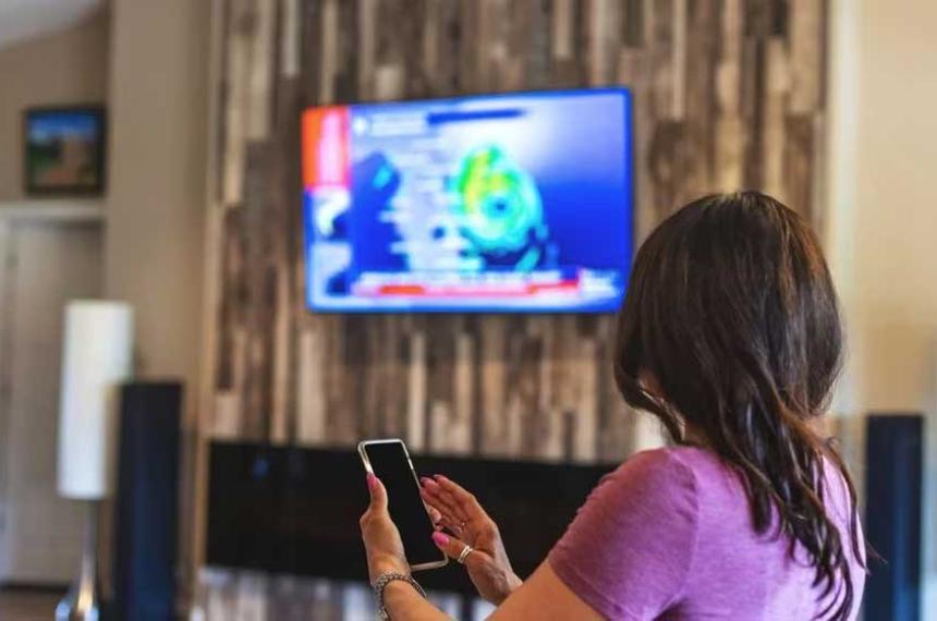 Coacutemo conectar un Smart TV a la red de datos del moacutevil