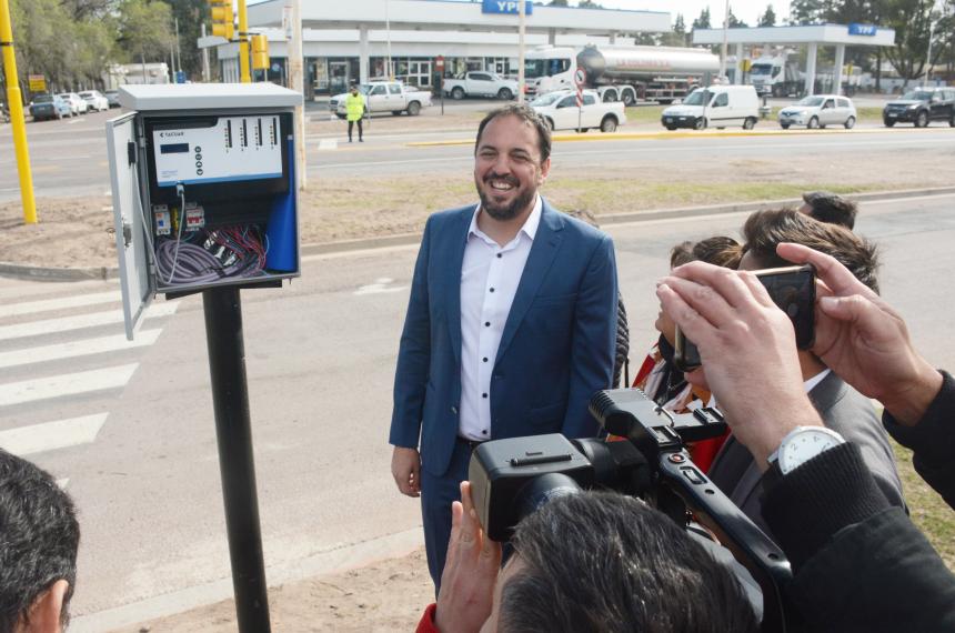 El intendente Luciano Di Naacutepoli inauguroacute semaforizacioacuten en la Ruta Nacional 5
