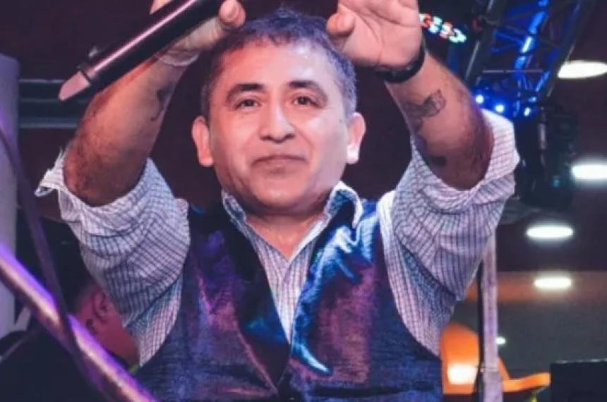 Murioacute el cantante Huguito Flores tras un traacutegico choque