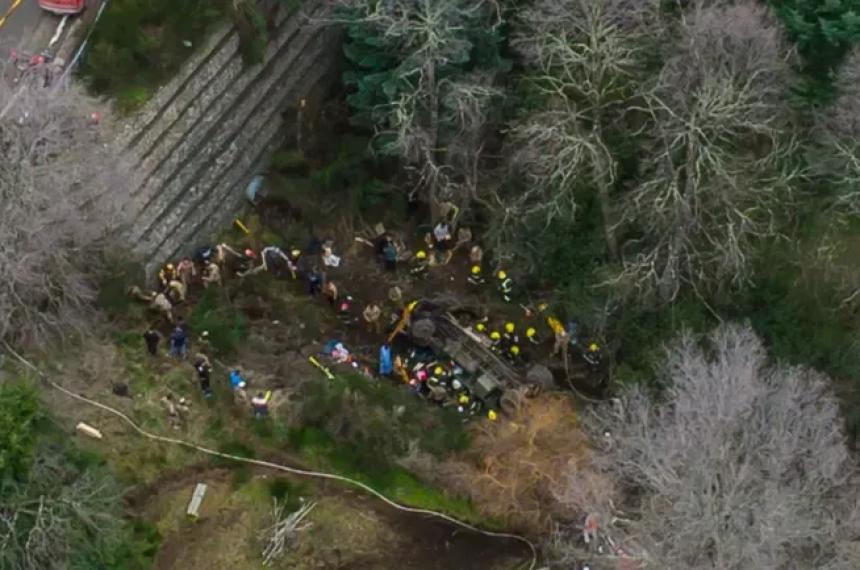 Desbarrancoacute un camioacuten del Ejeacutercito en San Martiacuten de los Andes
