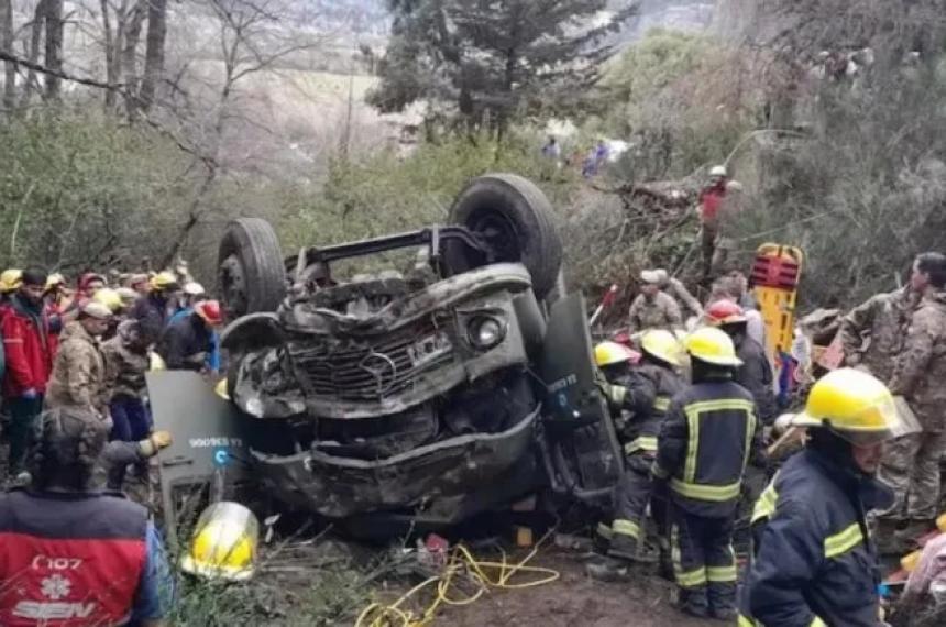 Desbarrancoacute un camioacuten del Ejeacutercito en San Martiacuten de los Andes