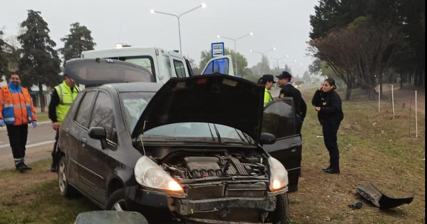 Perdioacute el control del auto y volcoacute en la avenida Peroacuten