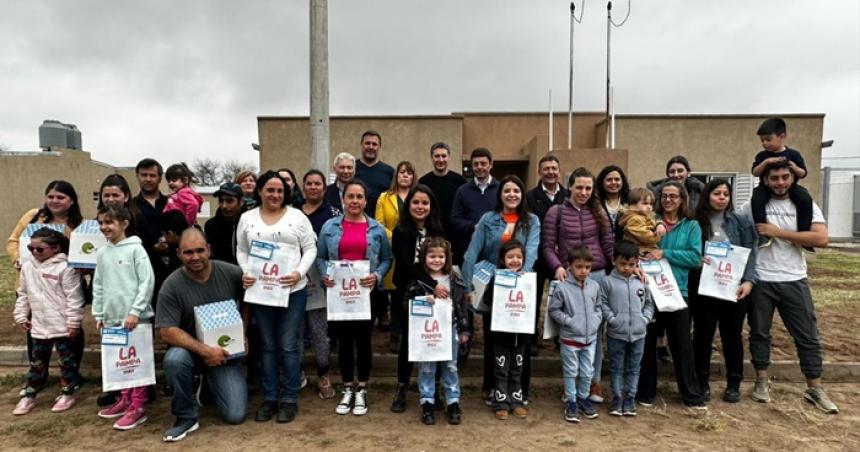 Familias de Conhelo y Winifreda recibieron sus viviendas del Plan Mi Casa 1