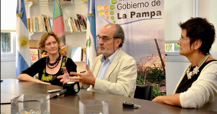 Periodista y politoacutelogo colombiano invitado a la Feria del Libro