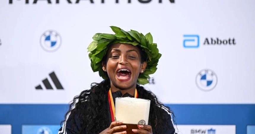 La etiacuteope Assefa reacutecord mundial en el Maratoacuten de Berliacuten  