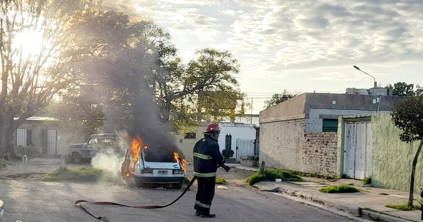 Ardioacute un auto en Santa Rosa