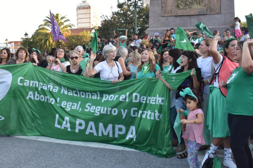 Convocaron a una pantildeuelazo en la plaza para defender derechos de las mujeres
