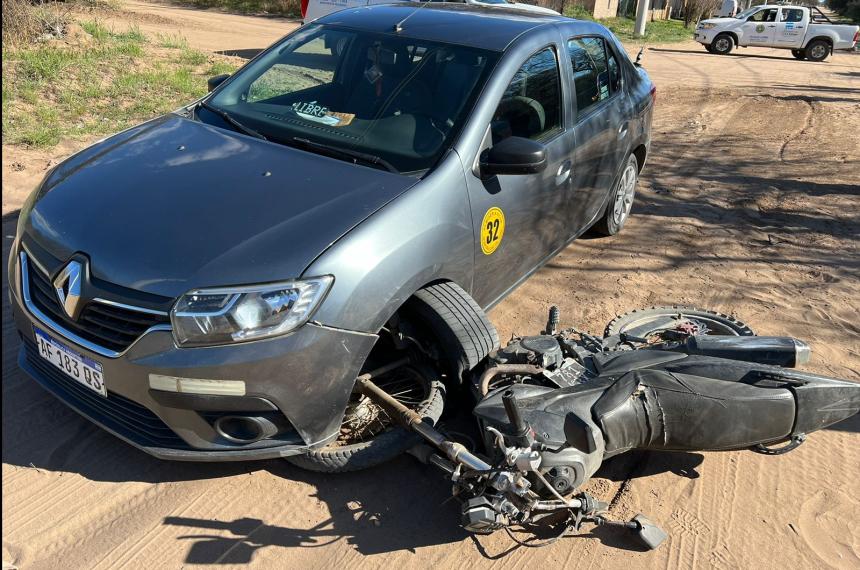 Circulaba a alta velocidad y chocoacute contra un taxi- se quebroacute un tobillo