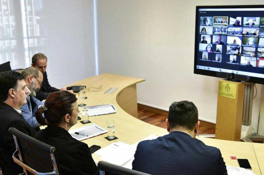 Aprobaron un aumento del 322-en-porciento- del salario miacutenimo- en diciembre seraacute de 156000