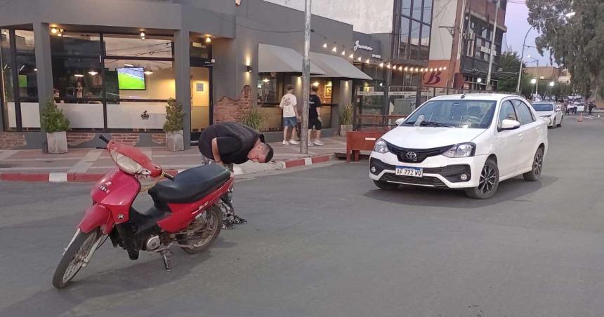 Una motociclista herida en un accidente en la avenida San Martiacuten