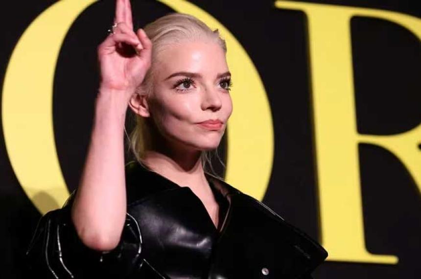 Ese es mi marido- Anya Taylor-Joy les presentoacute en espantildeol a Rosaliacutea y Jenna Ortega