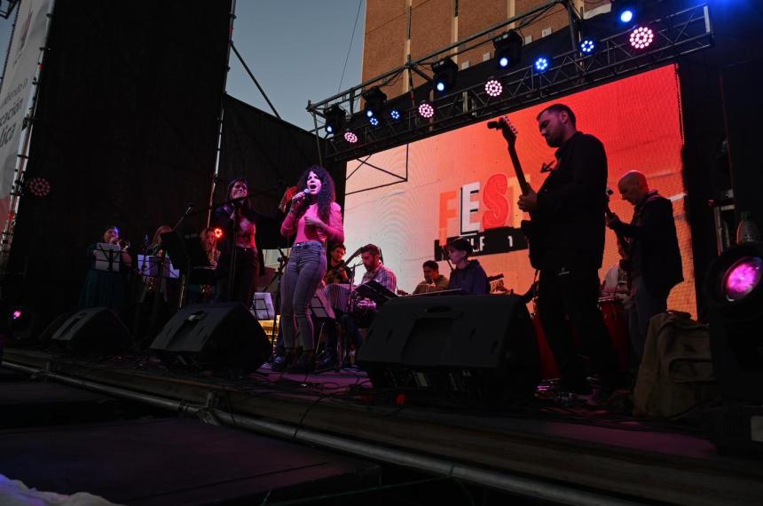 La UNLPam celebroacute sus 65 antildeos con un festival artiacutestico