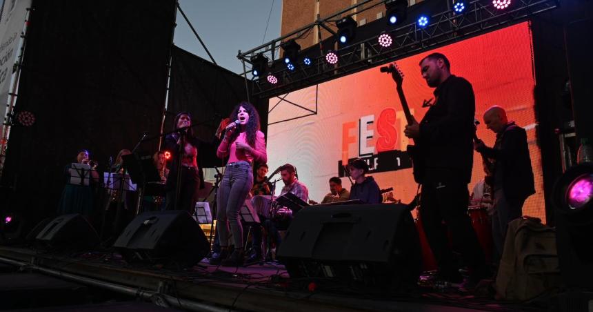 La UNLPam celebroacute sus 65 antildeos con un festival artiacutestico
