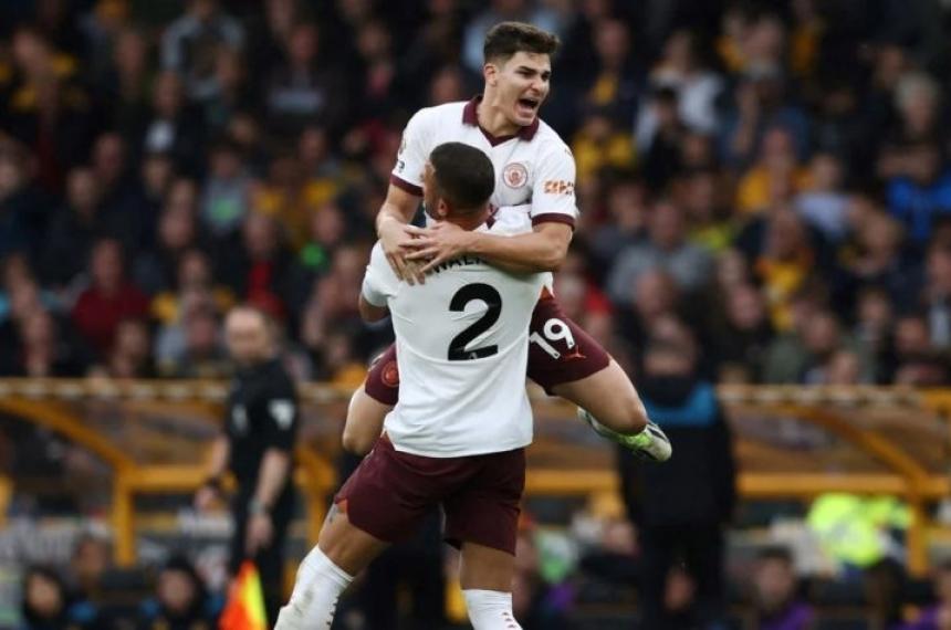 El golazo de Juliaacuten Aacutelvarez en la derrota del Manchester City ante Wolves
