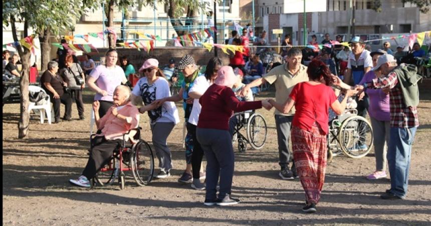 Maacutes de 200 adultos mayores disfrutaron de su diacutea