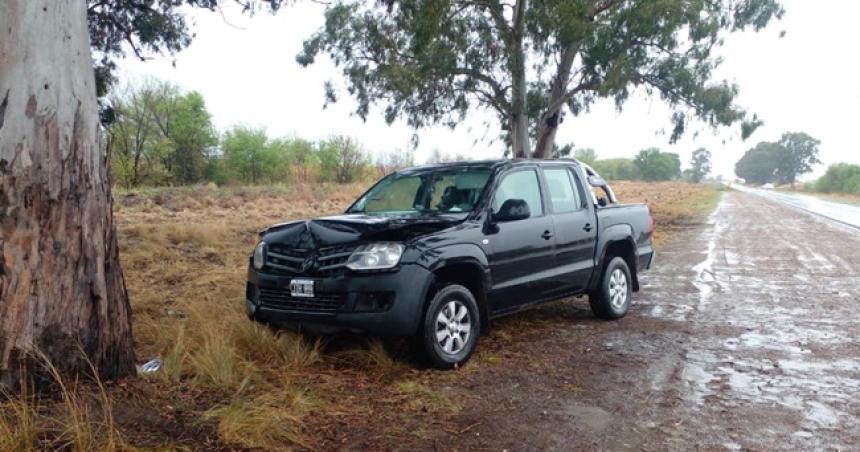 Una camioneta se incrustoacute contra un aacuterbol