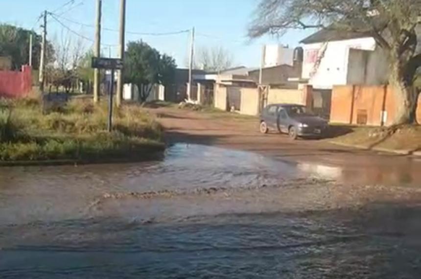 Quejas de vecinos por una laguna en Santa Rosa