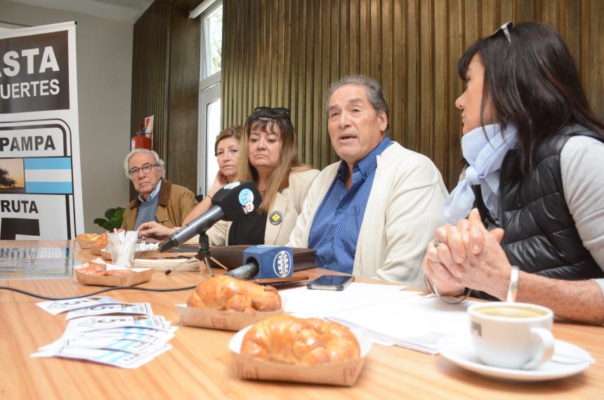 Vecinos autoconvocados se movilizan por la Autoviacutea sobre la Ruta 5