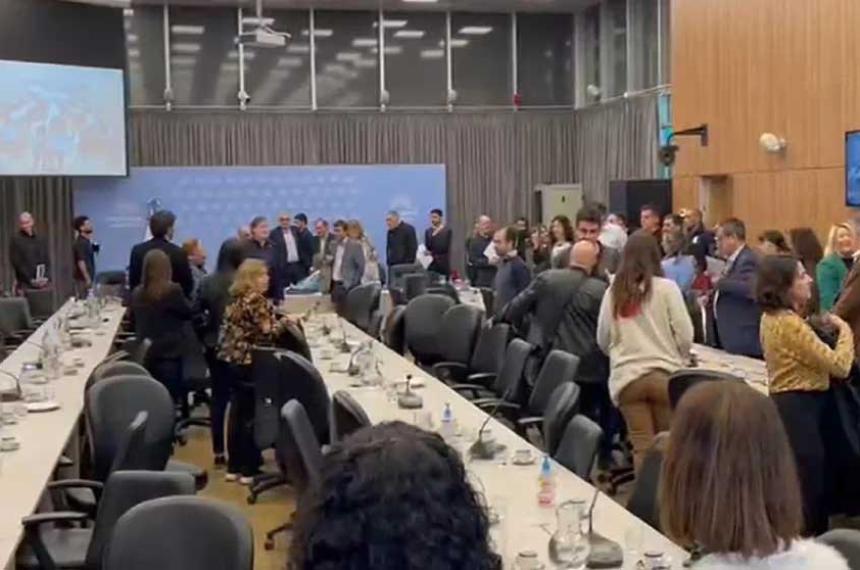 Fuertes cruces y escaacutendalo al final del debate en comisioacuten de la Ley de Alquileres