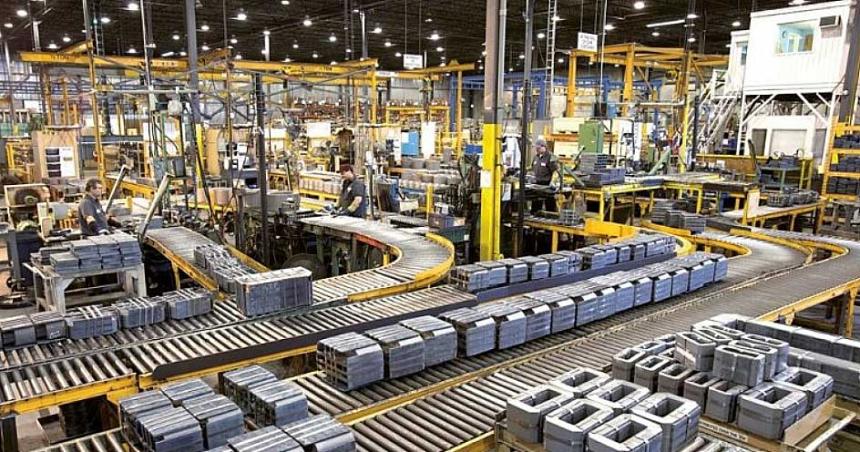 La industria y la construccioacuten volvieron a caer en agosto y la actividad se enfriacutea
