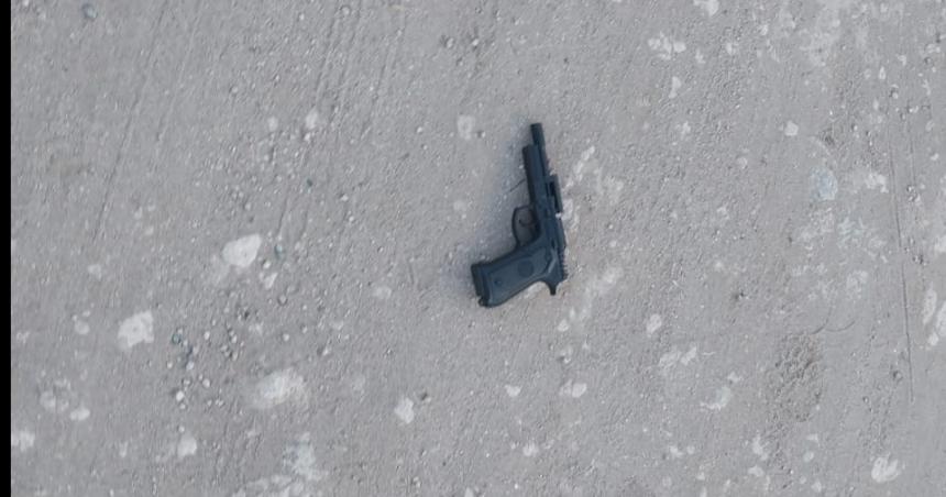 Tiene 17 antildeos le apuntoacute a un policiacutea con un arma de juguete y pateoacute un patrullero
