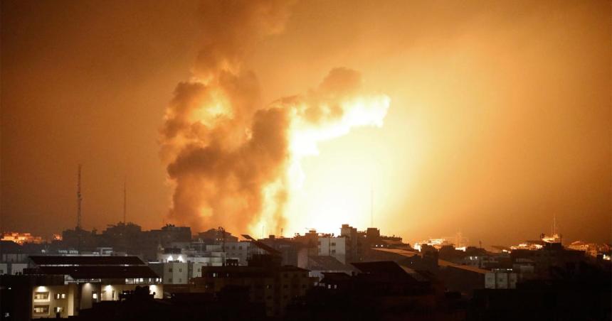 Israel bombardea Gaza e intercambia disparos con Hezbollah en la frontera del Liacutebano