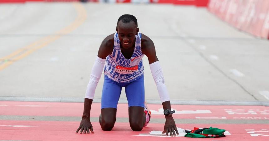 El keniata Kelvin Kiptum reacutecord mundial de maratoacuten