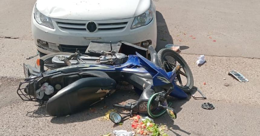 Una motociclista herida luego de un fuerte choque