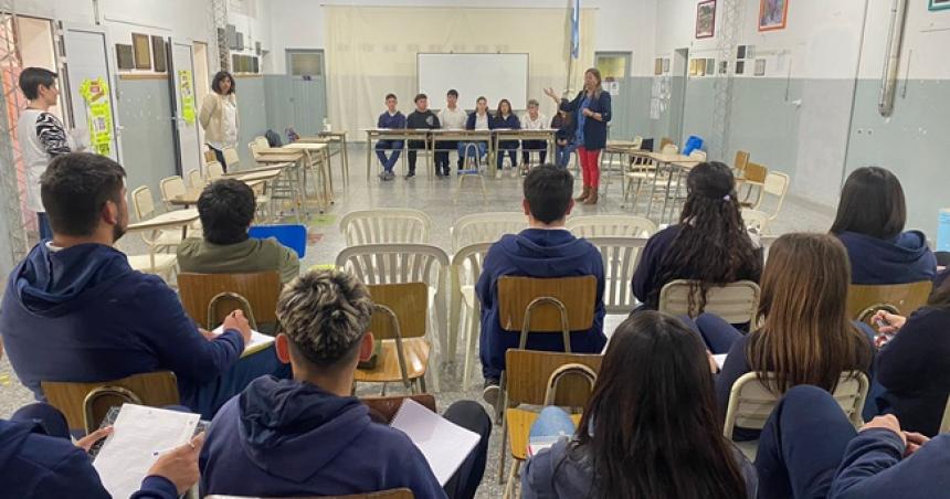 Funcionarios judiciales prepararon a alumnos del secundario para un simulacro de juicio