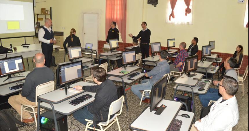 Maacutes de 40 personas en una capacitacioacuten sobre ciberseguridad