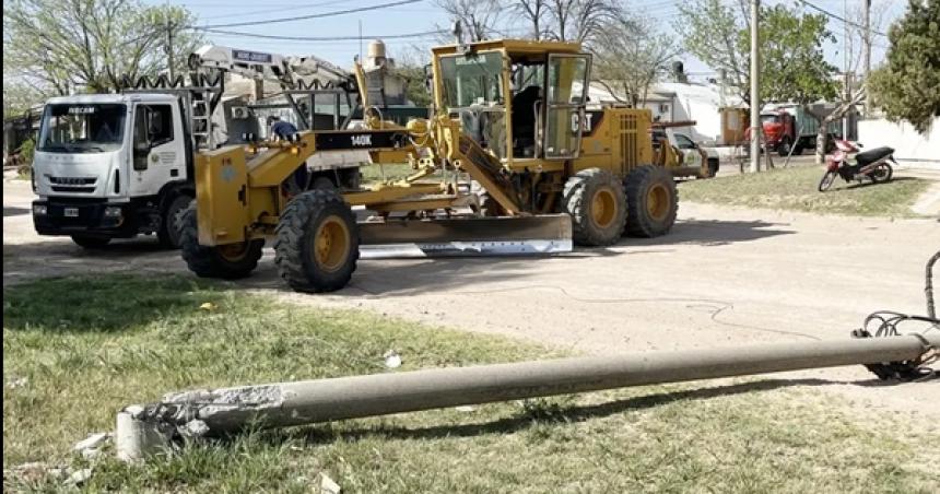 Una motoniveladora derriboacute una columna y dejoacute a un barrio de Realicoacute sin luz